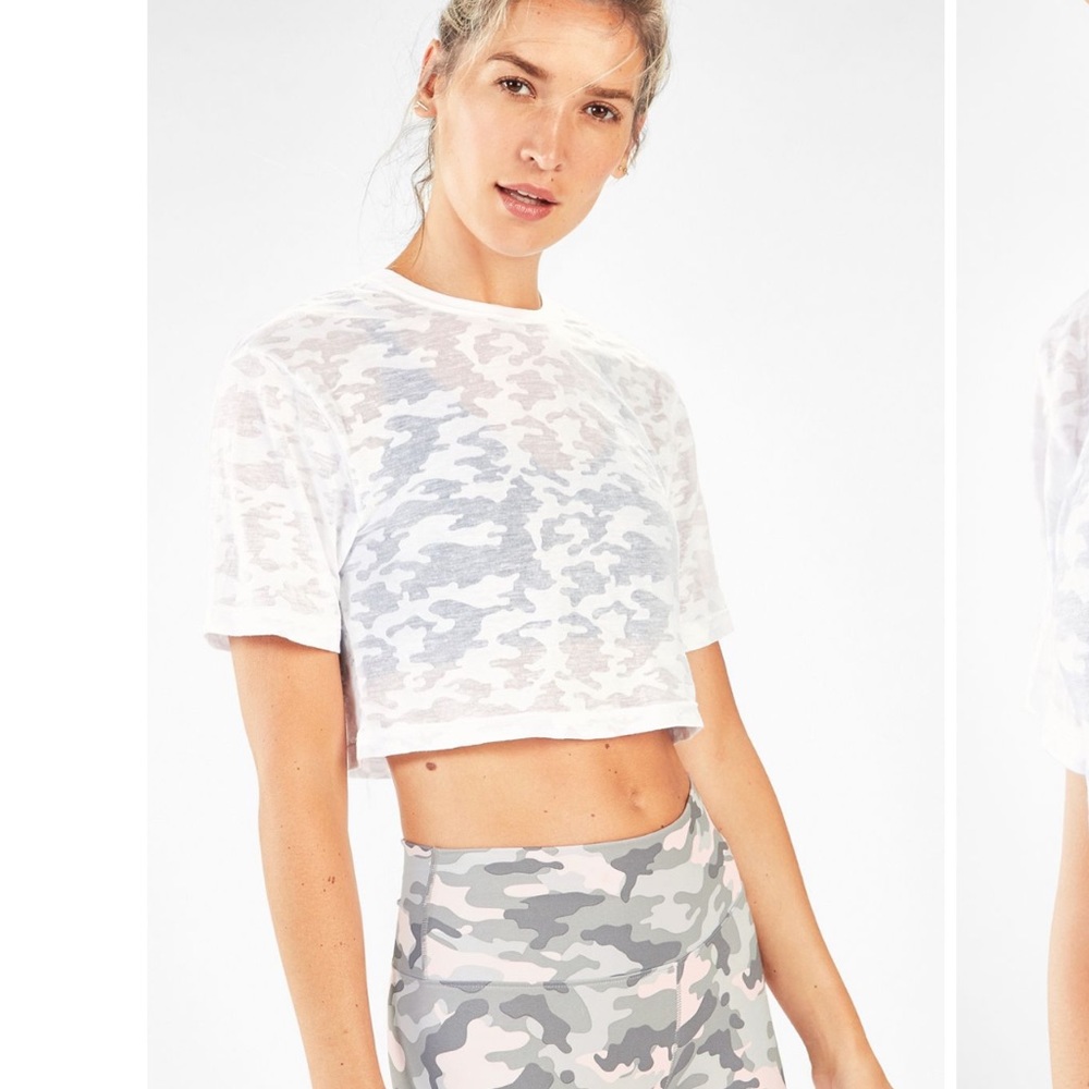 Fabletics Shore set - camo crop top and powerhold leggings